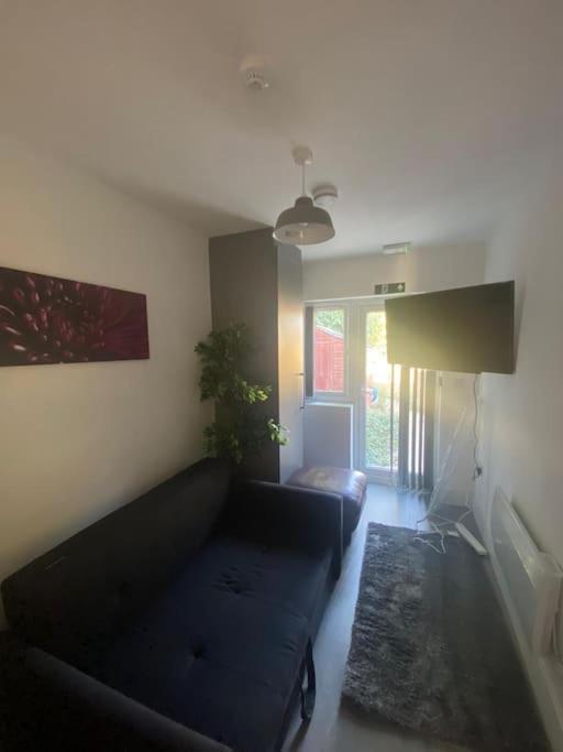 Douglas House 4 Bed - Parking - Wifi - Close Heathrow Airport